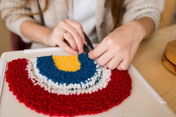 Découvrir le Punch Needle : la tendance de cet hiver