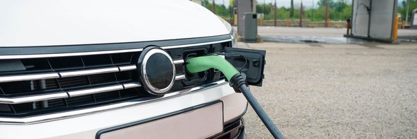 L'histoire des voitures électriques : Des débuts méconnus à la révolution moderne