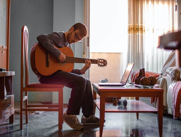 Guitare acoustique : les chansons faciles pour les débutants